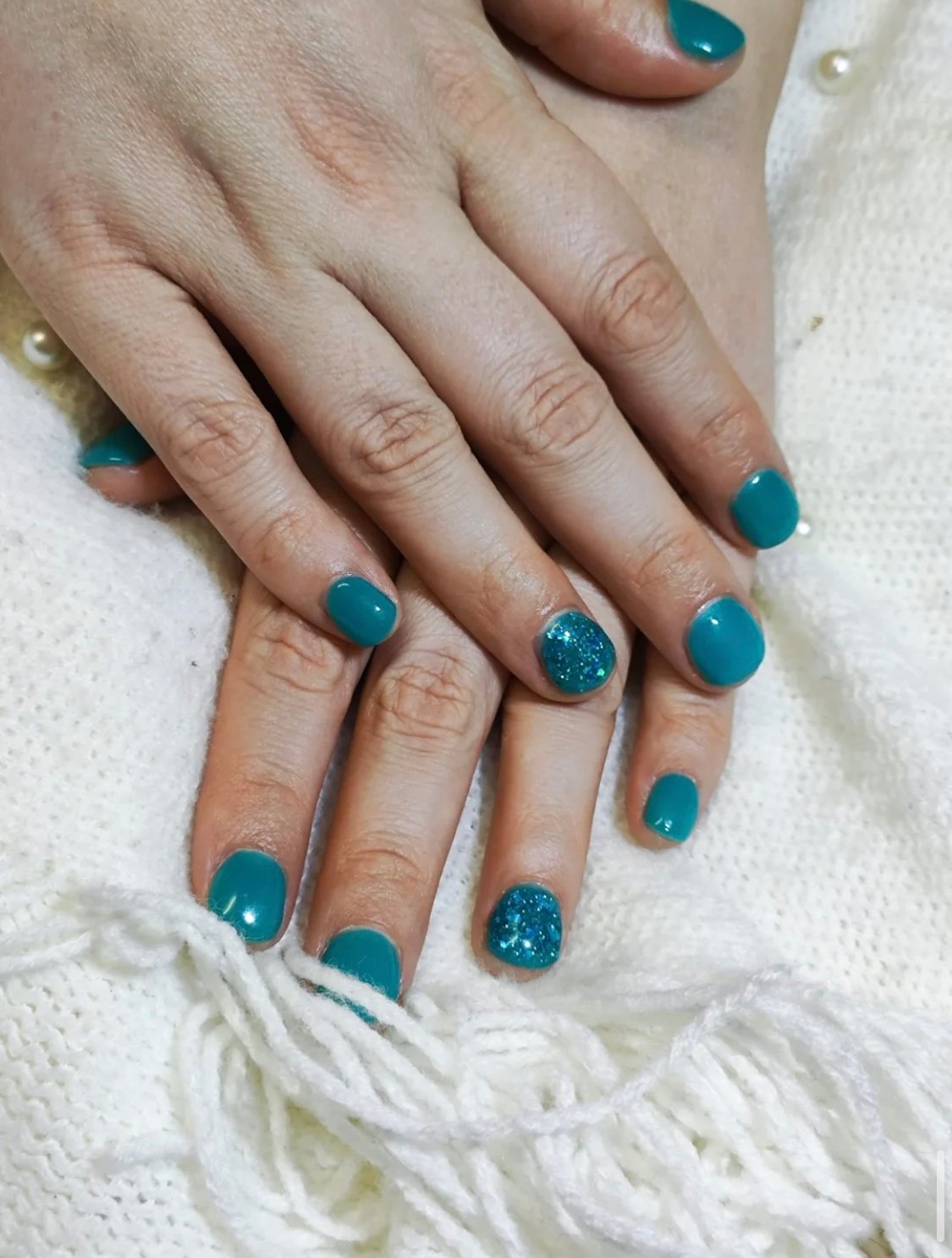 Nail art réalisé à la main sur ongles courts.