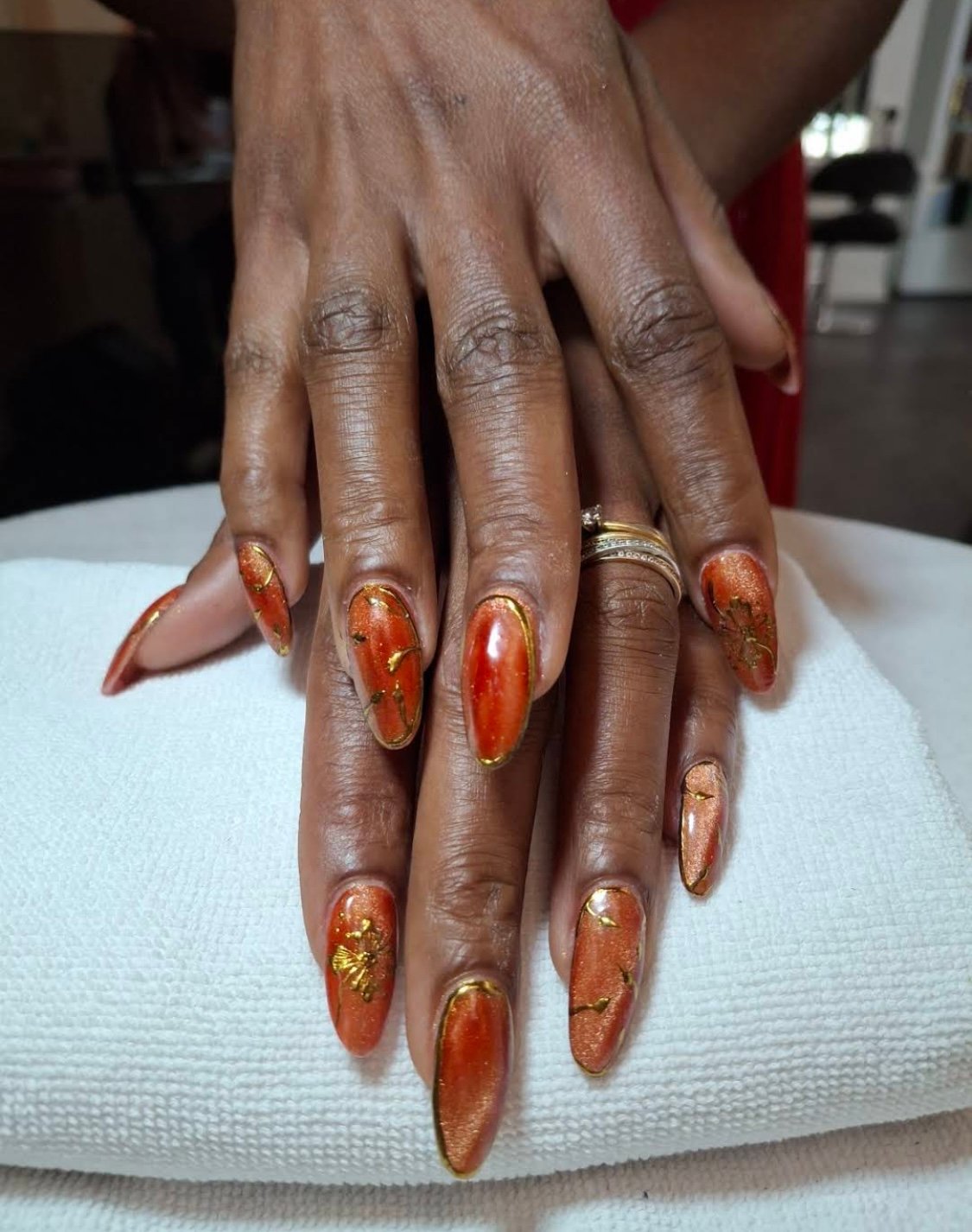 Nail art avec dégradé chromé.